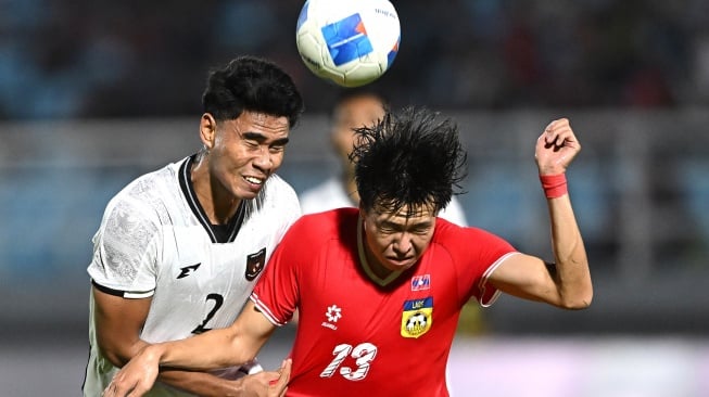 Pesepak bola Timnas U-23 Indonesia Muhammad Ferarri (kiri) berebut bola dengan pesepak bola Timnas U-23 Laos Sonevilay Phetviengsy (kanan) dalam Kualifikasi Grup J Piala Asia U-23 2026 di Stadion Gelora Delta Sidoarjo, Jawa Timur, Rabu (3/9/2025). [ANTARA FOTO/Sigid Kurniawan/mrh/tom]