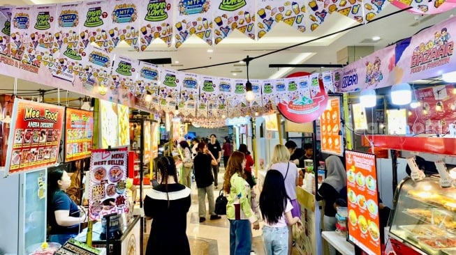 Pengunjung membeli produk yang dijual di acara Pasar Lokal UMKM Vol.5 di Phinisi Point Mall, Makassar, Sulawesi Selatan, Rabu (3/9/2025). [Suara.com]
