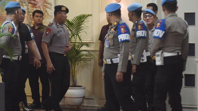Komandan Batalyon Resimen IV Korps Brimob Polri Kompol Cosmas Kaju Gae (kelima kiri) berjalan usai mengikuti sidang putusan etik di Gedung TNCC Mabes Polri, Jakarta, Rabu (3/9/2025) malam. [ANTARA FOTO/Indrianto Eko Suwarso/tom]