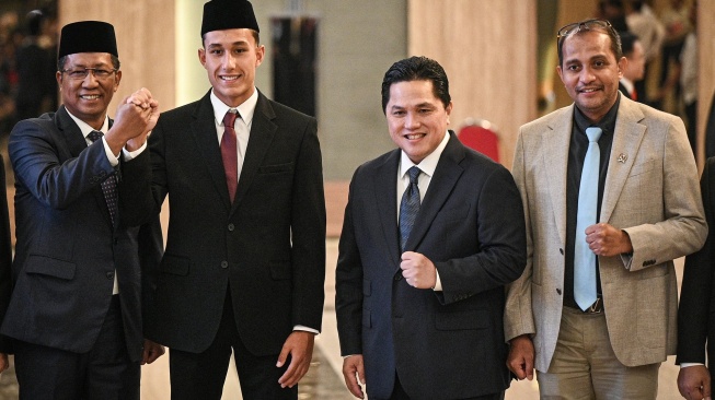 Menteri Hukum Supratman Andi Agtas (kiri), Ketua Umum PSSI Erick Thohir (kedua kanan), dan Wakil Menteri Hukum Edward Omar Sharif Hiariej (kanan), berfoto bersama usai pengambilan sumpah dan janji setia pewarganegaraan warga negara Indonesia (WNI) pesepak bola Miliano Jonathans (kedua kiri) di Kantor Kementerian Hukum, Jakarta, Rabu (3/9/2025). [ANTARA FOTO/Fauzan/tom]