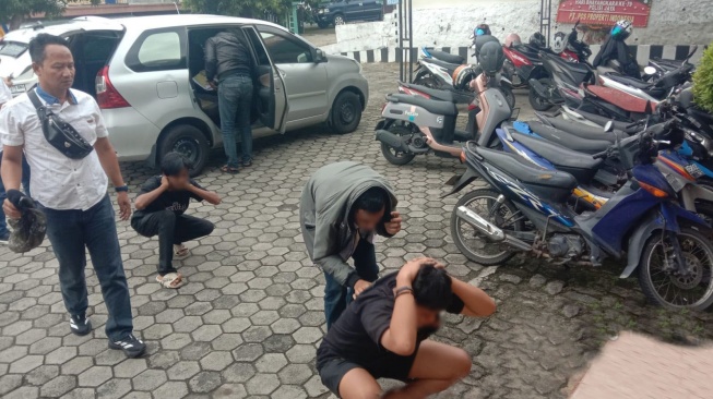 TERUNGKAP! 5 Fakta Mengejutkan di Balik Penangkapan Pembawa Bom Molotov di Demo Lampung!