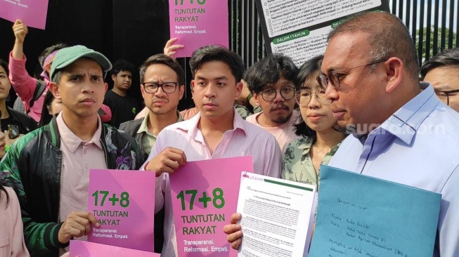 Rieke Diah Pitaloka (tidak tampak di foto) dan Andre Rosiade menemui para pengunjuk dan menerima draft  "17+8 Tuntutan Rakyat" di depan Gedung DPR MPR RI, Senayan, Jakarta, Kamis (4/9/2025). [Rena Pangesti/Suara.com]