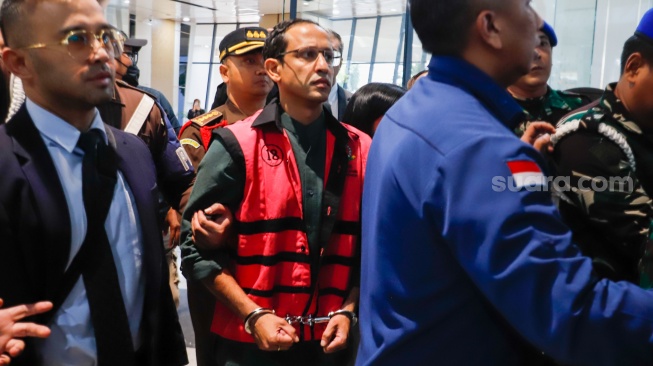 Mantan Menteri Pendidikan, Kebudayaan, Riset dan Teknologi (Mendikbudristek) Nadiem Makarim (tengah) dibawa ke mobil tahanan usai menjalani pemeriksaan di Kejaksaan Agung, Jakarta, Kamis (4/9/2025). [Suara.com/Alfian Winanto]