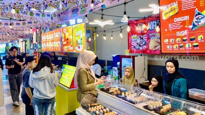 Pengunjung membeli produk yang dijual di acara Pasar Lokal UMKM Vol.5 di Phinisi Point Mall, Makassar, Sulawesi Selatan, Rabu (3/9/2025). [Suara.com]
