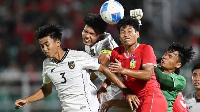 Pesepak bola Timnas U-23 Indonesia Kadek Arel Priyatna (kedua kiri) berebut bola dengan pesepak bola Timnas U-23 Laos Phetdavanh Somsanid (ketiga kiri) dalam Kualifikasi Grup J Piala Asia U-23 2026 di Stadion Gelora Delta Sidoarjo, Jawa Timur, Rabu (3/9/2025). [ANTARA FOTO/Sigid Kurniawan/mrh/tom]