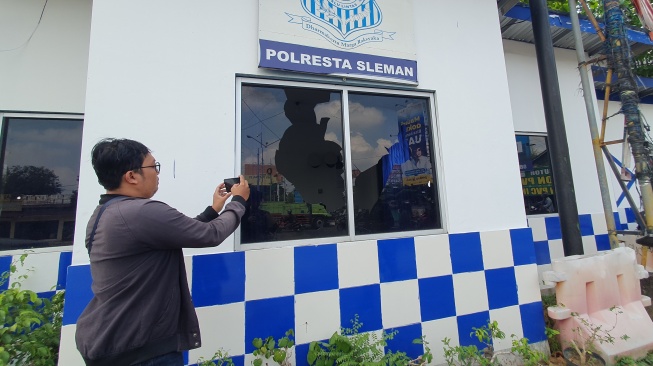 Kerusakan pada kaca yang dipecahkan di Pos Polisi Pelemgurih, pada Kamis (4/9/2025). [Hiskia/Suarajogja]