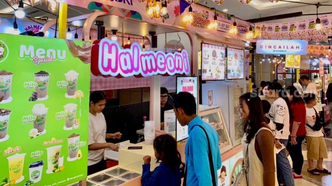 Pengunjung membeli produk yang dijual di acara Pasar Lokal UMKM Vol.5 di Phinisi Point Mall, Makassar, Sulawesi Selatan, Rabu (3/9/2025). [Suara.com]
