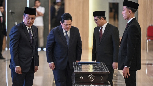 Menteri Hukum Supratman Andi Agtas (kiri), Ketua Umum PSSI Erick Thohir (kedua kiri), dan Dirjen Administrasi Hukum Umum Kementerian Hukum Widodo (kedua kanan) saat pengambilan sumpah dan janji setia pewarganegaraan warga negara Indonesia (WNI) pesepak bola Miliano Jonathans (kanan) di Kantor Kementerian Hukum, Jakarta, Rabu (3/9/2025). [ANTARA FOTO/Fauzan/tom]