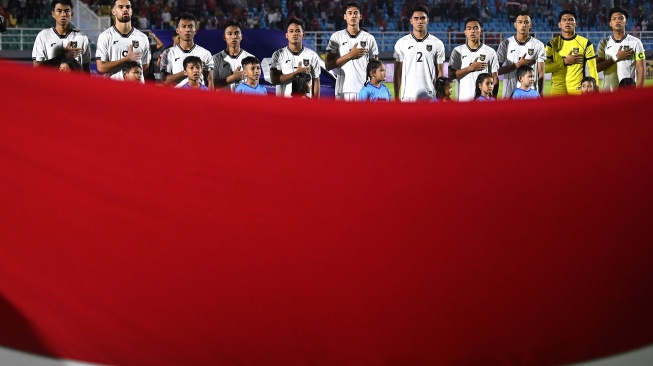 Pesepak bola Timnas U-23 Indonesia menyanyikan lagu Indonesia Raya sebelum bertanding melawan Timnas U-23 Laos dalam Kualifikasi Grup J Piala Asia U-23 2026 di Stadion Gelora Delta Sidoarjo, Jawa Timur, Rabu (3/9/2025). [ANTARA FOTO/Sigid Kurniawan/mrh/tom]