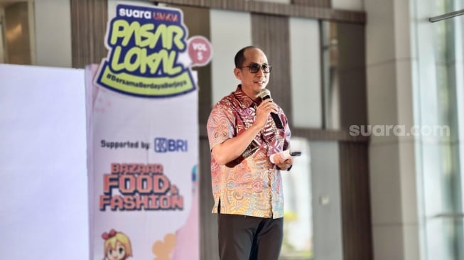 Kepala Dinas Pariwisata Kota Makassar Achmad Hendra Hakamuddin memberikan sambutan di acara Pasar Lokal UMKM Vol.5 di Phinisi Point Mall, Makassar, Sulawesi Selatan, Rabu (3/9/2025). [Suara.com]

