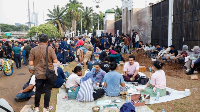 Massa dari berbagai elemen Mahasiswa dan masyarakat saat mengikuti aksi piknik di depan Gedung DPR RI, Jakarta, Jumat (5/9/2025). [Suara.com/Alfian Winanto]