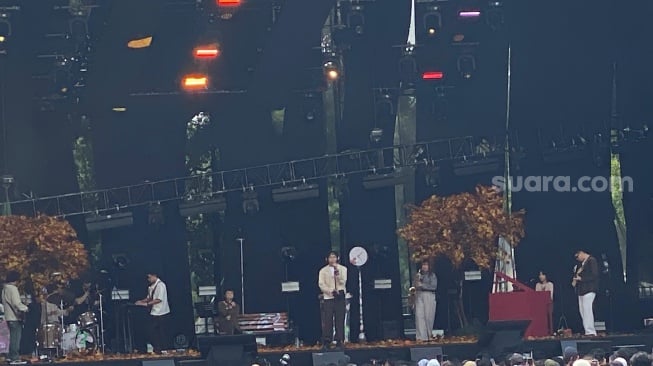 Hindia membawakan lagu-lagu Bernadya di Pestapora 2025 hari pertama, Jumat, 5 September 2025 [Suara.com/Tiara Rosana]