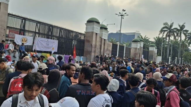 Deadline Tiba! Mahasiswa Unpad Geruduk DPR Desak Pemerintah Penuhi Tuntutan 17+8