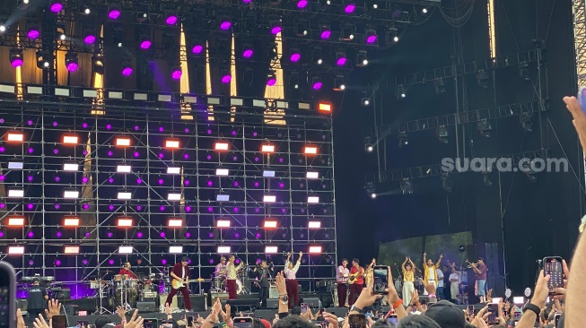Maliq & D’Essentials tampil berkolaborasi dengan Rhoma Irama dan Soneta Group di Pestapora 2025 [Suara.com/Tiara Rosana]