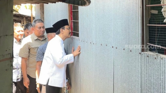 Menteri Sosial RI, Saifullah Yusuf atau Gus Ipul mengunjungi korban kerusuhan di kota Makassar, Sulawesi Selatan, Jumat 5 September 2025 [Suara.com/Lorensia Clara]