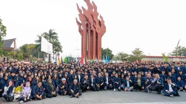 Sebanyak 1.000 orang sivitas akademik Universitas Padjadjaran (Unpad) beserta para alumni membacakan maklumat atas situasi nasional akhir-akhir ini di kampus Jatinangor, Sumedang, Kamis (4/9/2025) sore. (Foto: Dokumentasi BEM KEMA Unpad)
