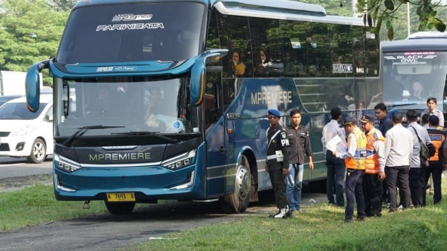 Ilustrasi pemeriksaan atau Rampcheck Bus pariwisata. [Dokumentasi Kemenhub].