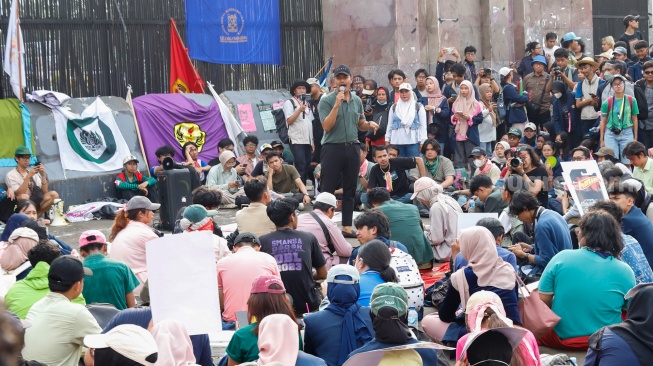 Massa dari berbagai elemen Mahasiswa dan masyarakat saat mengikuti aksi piknik di depan Gedung DPR RI, Jakarta, Jumat (5/9/2025). [Suara.com/Alfian Winanto]
