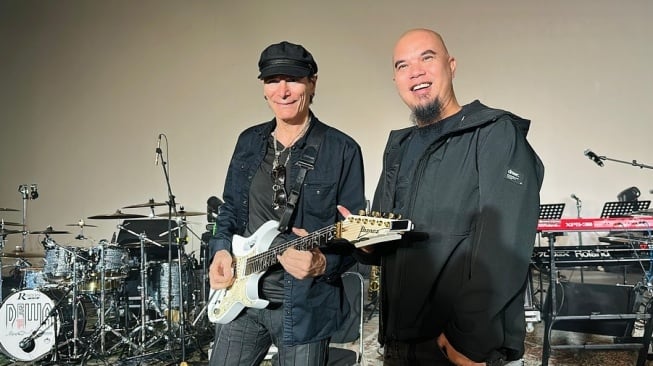 Ahmad Dhani dan Steve Vai, salah satu musisi dunia yang akan tampil dalam konser Dewa 19 All Stars 2.0 yang akan digelar di Stadion Utama Gelora Bung Karno, Senayan, Jakarta, Sabtu (6/9/2025). [Instagram]