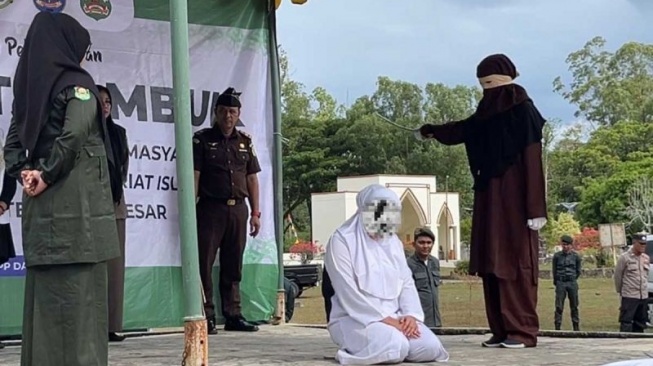 Terjaring Razia Moral, Dua Pria dan Wanita Ini Dicambuk di Aceh Besar! Ini Kesalahan Mereka...