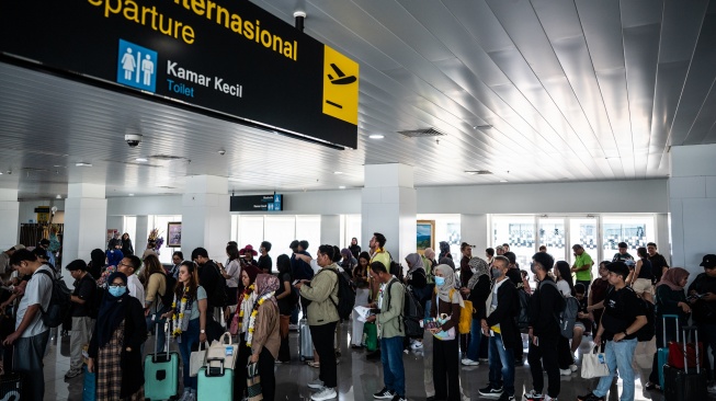 Penumpang tujuan Kuala Lumpur antre menuju pesawat di ruang tunggu keberangkatan internasional Bandara Jenderal Ahmad Yani, Semarang, Jawa Tengah, Jumat (5/9/2025). [ANTARA FOTO/Aprillio Akbar/YU]