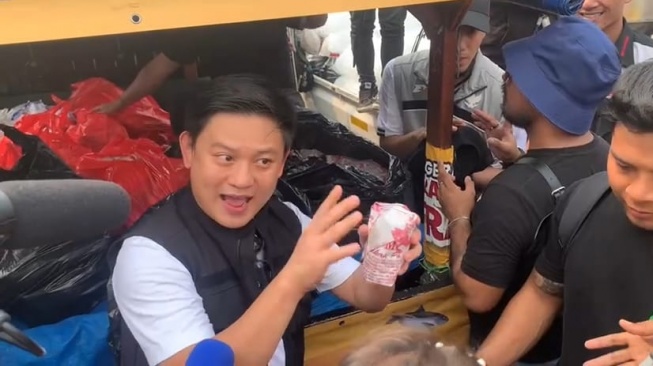 Bobon Santoso bagi-bagi nasi Padang ke ratusan mahasiswa yang melakukan unjuk rasa di Gedung DPR RI, Senayan, Jakarta, Jumat (5/9/2025). [Adiyoga Priyambodo/Suara.com]