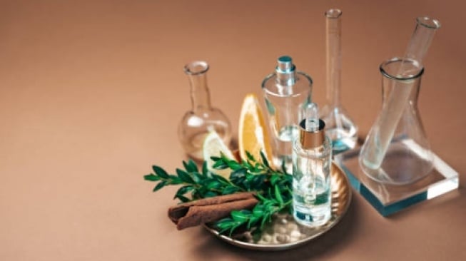 Stop Pakai Satu Parfum! Ini 4 Trik 'Layering' yang Bikin Wangimu Jadi Mahal & Unik