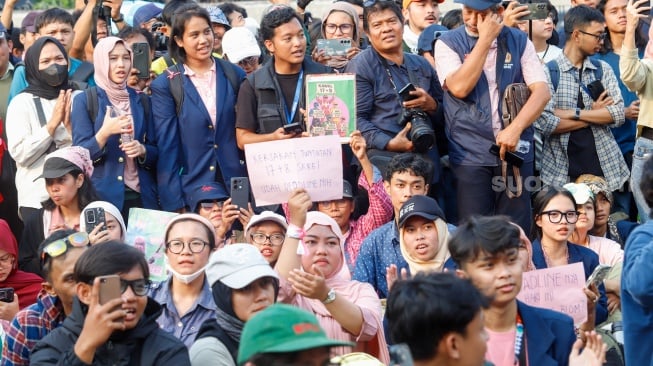 Massa dari berbagai elemen Mahasiswa dan masyarakat saat mengikuti aksi piknik di depan Gedung DPR RI, Jakarta, Jumat (5/9/2025). [Suara.com/Alfian Winanto]