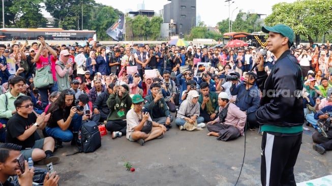 Influencer Andovi da Lopez memberikan orasi saat mengikuti aksi piknik di depan Gedung DPR RI, Jakarta, Jumat (5/9/2025). [Suara.com/Alfian Winanto]