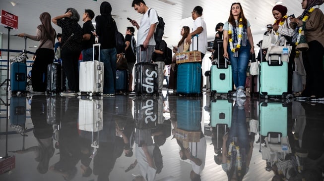 Penumpang tujuan Kuala Lumpur antre menuju pesawat di ruang tunggu keberangkatan internasional Bandara Jenderal Ahmad Yani, Semarang, Jawa Tengah, Jumat (5/9/2025). [ANTARA FOTO/Aprillio Akbar/YU]