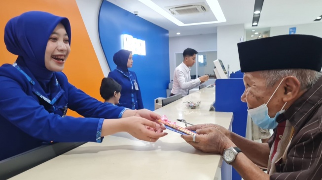Nasabah BRI menerima bingkisan di Branch Office Semarang Pattimura pada Kamis (5/9/2025). [Dok BRI]