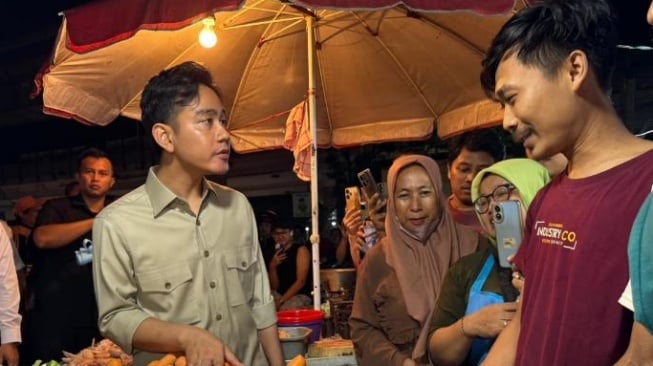 Gibran Tinjau Pasar Cipulir Malam Hari, Tiru Gaya Jokowi?
