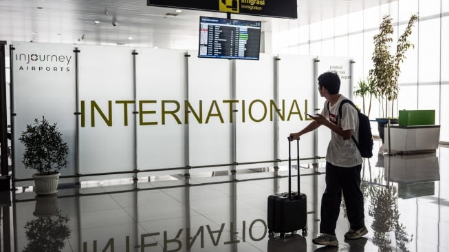 Seorang calon penumpang melihat jadwal keberangkatan pesawat di ruang tunggu keberangkatan internasional Bandara Jenderal Ahmad Yani, Semarang, Jawa Tengah, Jumat (5/9/2025). [ANTARA FOTO/Aprillio Akbar/YU]