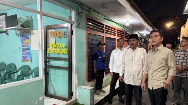 Malam-malam Gibran Blusukan ke Pos Ronda, Lanjut Belanja Dini Hari di Pasar Cipulir
