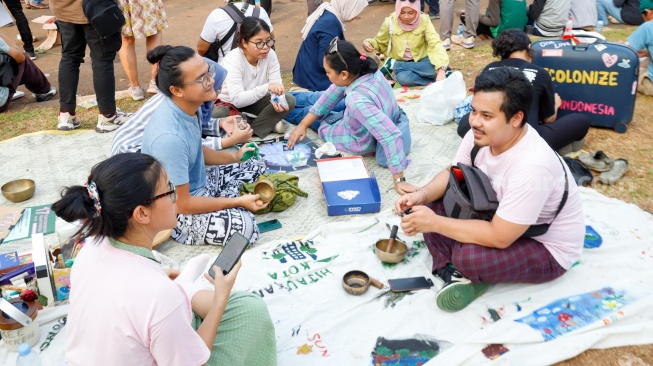 Massa dari berbagai elemen Mahasiswa dan masyarakat saat mengikuti aksi piknik di depan Gedung DPR RI, Jakarta, Jumat (5/9/2025). [Suara.com/Alfian Winanto]