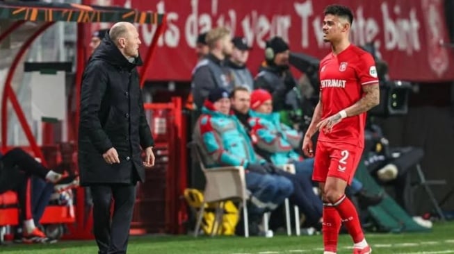 Mees Hilgers Main Lagi, Pelatih FC Twente Resmi Dipecat!