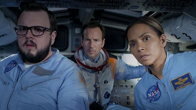 Film Moonfall yang dibintangi Patrick Wilson, John Bradley-West dan Halle Berry akan tayang Jumat (5/9/2025) pukul 21.00 WIB malam ini di Trans TV. [YouTube]