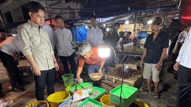 Wakil Presiden Gibran Rakabuming melakukan kunjungan ke Pasar Cipulir, Kebayoran Lama, Jakarta Selatan, Kamis (4/9/2025) malam. (Foto: BPMI Setwapres)