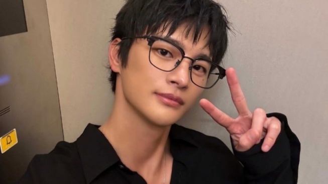 Chic & Effortless! 4 Inspirasi Fashion Smart Casual Pria ala Seo In Guk