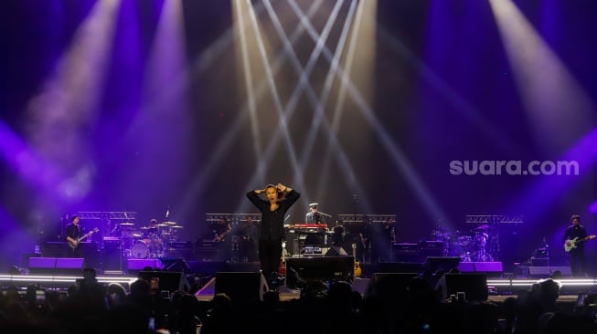Grup Musik Dewa 19 bersama Marcelloe Tahitoe atau Ello tampil menghibur penonton pada Konser Dewa19 featuring All Stars 2.0 di Stadion Utama Gelora Bung Karno (SUGBK), Jakarta, Sabtu (6/9/2025). [Suara.com/Alfian Winanto]