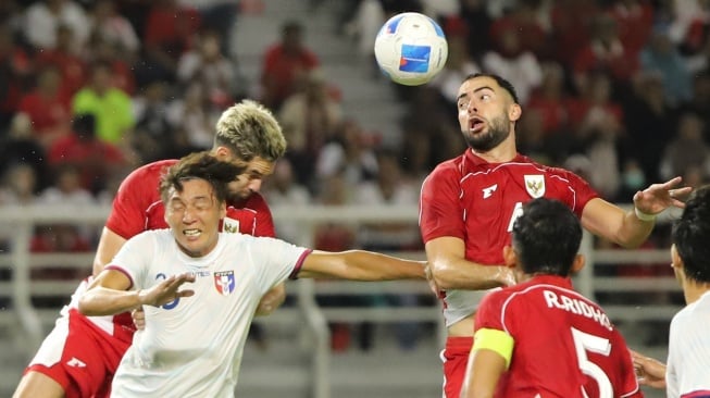 Pesepak bola Timnas Indonesia Jordi Amat (kanan atas) berebut bola dengan pesepak bola Timnas Taiwan Wei Pei Lun (kedua kanan) dalam FIFA Matchday di Stadion Gelora Bung Tomo, Surabaya, Jawa Timur, Jumat (5/9/2025). [ANTARA FOTO/Rizal Hanafi/Lmo/nz]