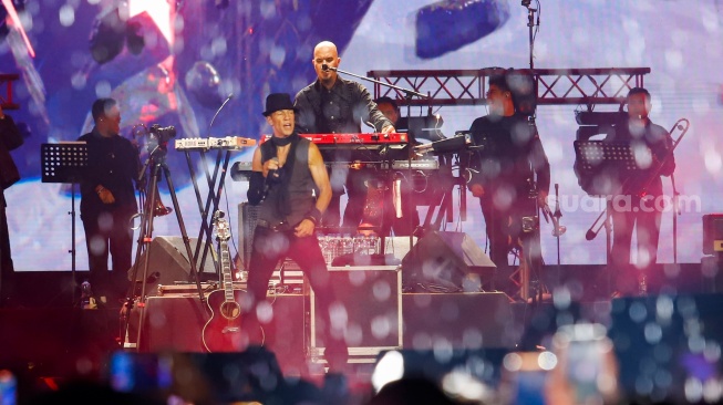 Grup Musik Dewa 19 bersama Musisi Internasional Gery Cherone tampil menghibur penonton pada Konser Dewa19 featuring All Stars 2.0 di Stadion Utama Gelora Bung Karno (SUGBK), Jakarta, Sabtu (6/9/2025). [Suara.com/Alfian Winanto]