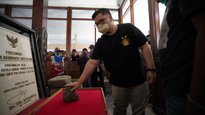 Mas Dhito Kembali Masukkan Fragmen Kepala Ganesha yang Hilang ke Museum