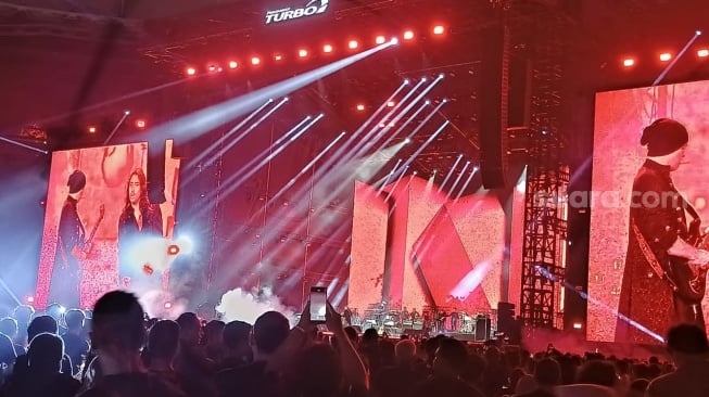 Penampilan Dewa 19 di konser Dewa 19 All Stars di Stadion Utama Gelora Bung Karno, Senayan, Jakarta, Sabtu (6/9/2025) malam. [Rena Pangesti/Suara.com]