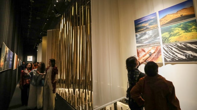 Sejumlah pengunjung mengamati karya foto dalam pameran 80 Tahun Keberagaman Republik Indonesia: Potret Bangsa dalam Lensa di Museum Nasional, Jakarta, Sabtu (6/9/2025). [Suara.com/Alfian Winanto]