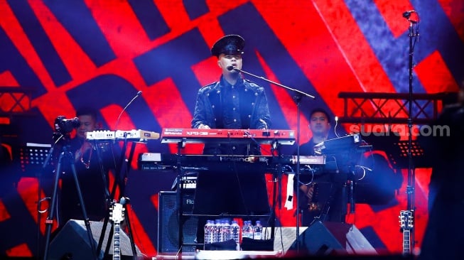 Grup Musik Dewa 19 tampil menghibur penonton pada Konser Dewa19 featuring All Stars 2.0 di Stadion Utama Gelora Bung Karno (SUGBK), Jakarta, Sabtu (6/9/2025). [Suara.com/Alfian Winanto]