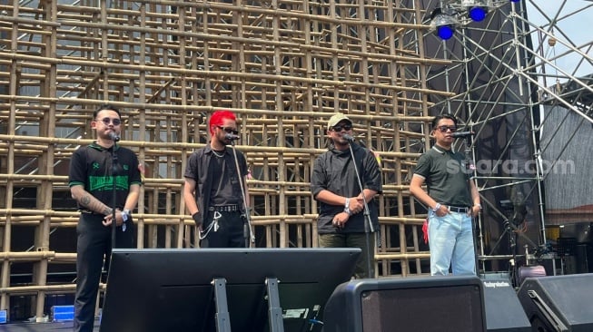 Rebellion Rose saat menolak tampil di Pestapora 2025 karena festival musik tersebut disponsori Freeport. Band asal Yogyakarta ini pun berorasi di hadapan fans dan menyatakan sikap terhadap isu di Papua. [Tiara Rosana/Suara.com]