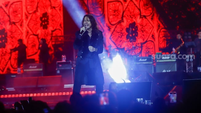 Grup Musik Dewa 19 bersama Marcelloe Tahitoe atau Ello tampil menghibur penonton pada Konser Dewa19 featuring All Stars 2.0 di Stadion Utama Gelora Bung Karno (SUGBK), Jakarta, Sabtu (6/9/2025). [Suara.com/Alfian Winanto]