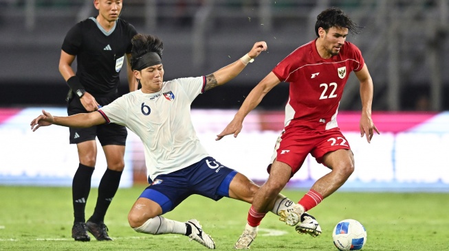 Pesepak bola Timnas Indonesia Nathan Noel Romejo Tjoe A On (kanan) berebut bola dengan pesepak bola Timnas Taiwan Chao Ming Hsiu (kedua kiri) dalam FIFA Matchday di Stadion Gelora Bung Tomo, Surabaya, Jawa Timur, Jumat (5/9/2025). [ANTARA FOTO/Sigid Kurniawan/Lmo/nz]