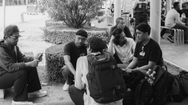 Band indie folk asal Surabaya, Silampukau. (Tangkapan layar/Instagram)